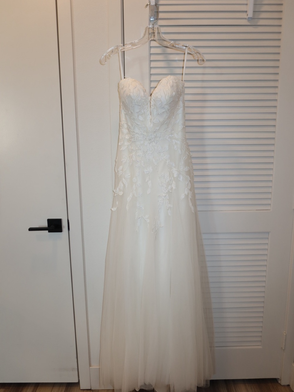 Strapless Lace Appliqué Tulle Wedding Dress in Ivory